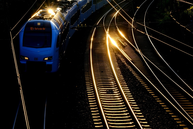 outdoors, 5K, sunset, gleise, transportation, train, rail traffic, travel, abendstimmung, mood, railroad track, glow, connection, track, sunbeam, mode of transport