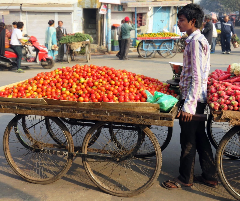 man, 4K, frisch, lifestyles, food and drink, street trading, retail, food, seller, market stall, real people, vegetables, group of people, fruit, incidental people