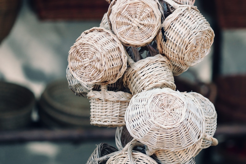 outdoors, handarbeiten, pasture, willow basket, basket, dealer, group of objects, decoration, wicker, market, art, still life, weave, abundance, day, commodity