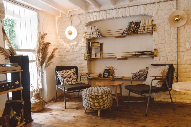 domestic room, round, trading floor, chairs, wood, interior design, absence, day, furniture, flooring, vase, books, electric lamp, ceiling, empty, chair