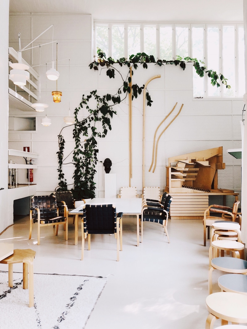 contemporary, arrangement, brown, trading floor, seat, decoration, apartment, furniture, domestic room, lamp, large group of objects, plant, interior design