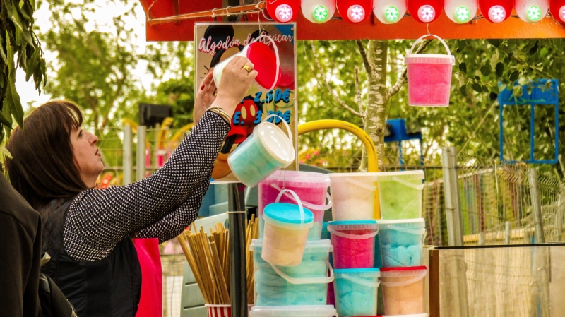 standing, candyfloss, real people, sell, 5K, buying, people, sugar, business, cotton, togetherness, side view, young women, casual clothing, choice, fair
