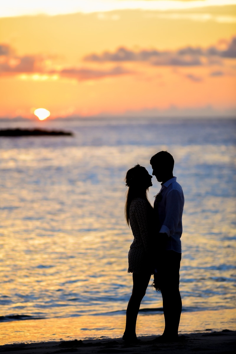 sun, orange color, men, honeymoon, sunset, seashore, silhouette, couple - relationship, dawn, 4K, beauty in nature, people, sea, beach, cloud - sky, love