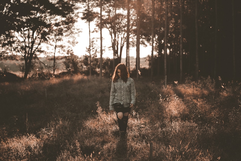non-urban scene, grass, near, one Person, woodland, females, tree, day, real people, enjoyment, rear view, adult, leisure activity, standing, sunlight