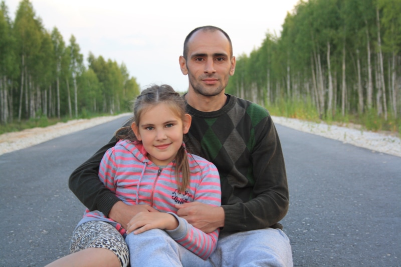 relationship, road, girl, daughter, smiling, looking at camera, fidelity, people, life style, child, friendship, cohesion, journey, jointly, positive emotion