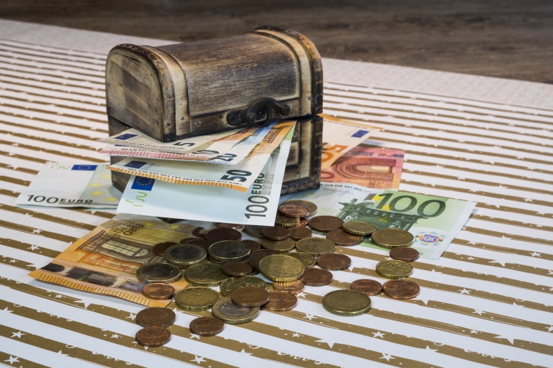 turnover, earn, banking, bank note, coin, no people, coins, currency, treasure chest, lot, treasure, euro, savings, large group of objects, credit, paper currency