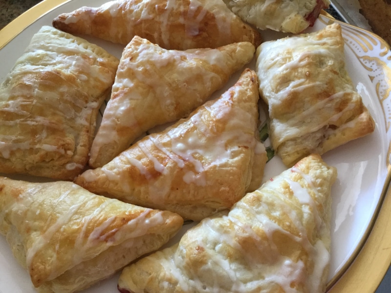 turnover, healthy, flaky, crust, pastry, wellbeing, no people, golden, ready-to-eat, still life, serving size, brown, temptation, filling, sweet, red, dumpling