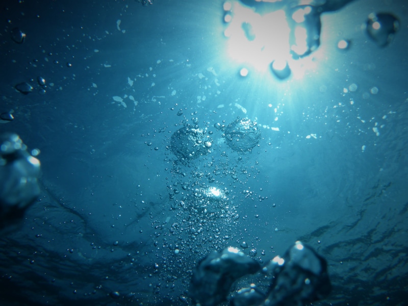 cold temperature, blue, nature, going, bubbles, underwater, wet, water, backgrounds, ice, no people, ocean, 4K, drop, sun rays, undersea, frozen, body