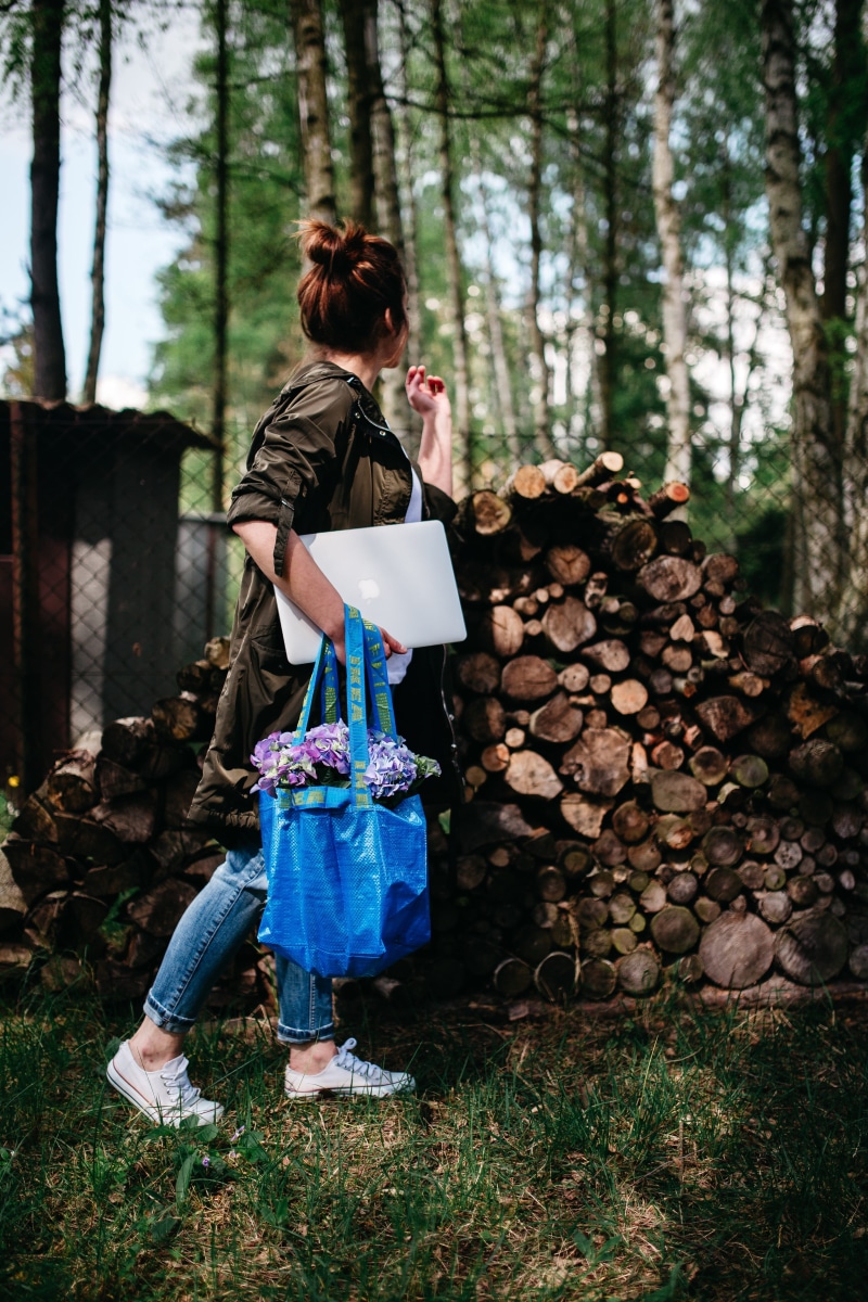 females, bad, casual clothing, rear view, lifestyles, forest, plant, field, people, caucasian Ethnicity, full length, adult, nature, outdoors, bag, hairstyle