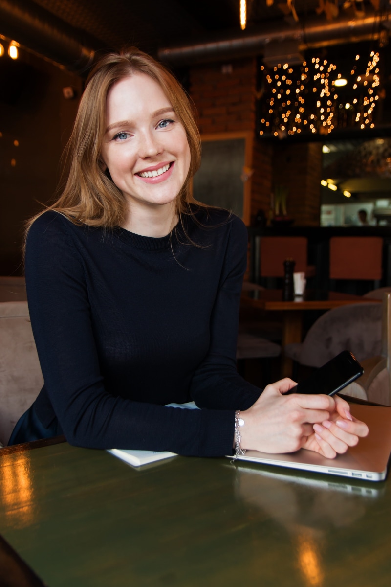 successful, work, young, indoors, smile, hairstyle, table, hair, the success of the, looking at camera, portrait, wireless technology, beautiful, business lady