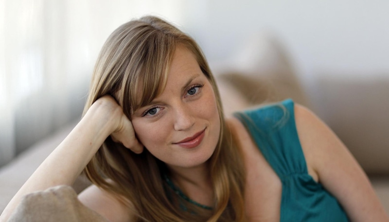 indoors, 720P, actress, long hair, looking at camera, portrait, contemplation, headshot, blond hair, emotion, leaning, women, hair, hairstyle, Film directors