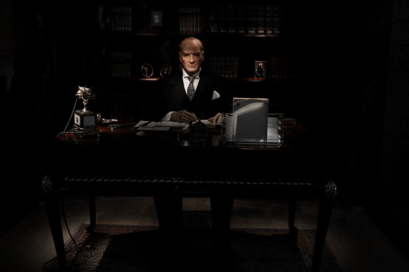 dom, portrait, commander, businessman, office, big man, working, people, occupation, communication, business, big, using laptop, leader, dark, wireless technology