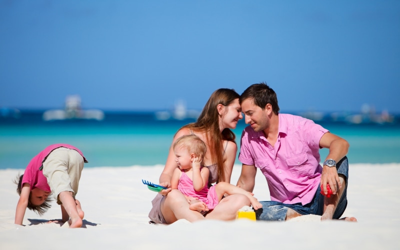 couple, white, blue sky, member, happy, children, kids, sand, photo, family hug, family, 2K