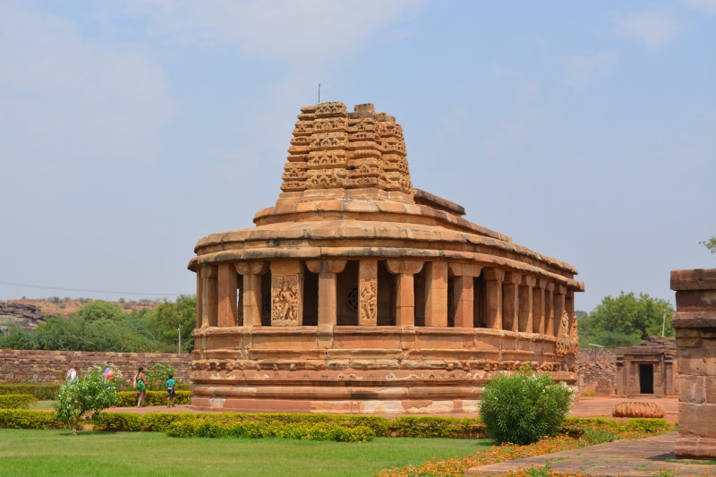 temple, history, 5K, archaeology, architectural column, stone, india, hampi, building, tourism, old, place of worship, travel, sky, no people, sculpture