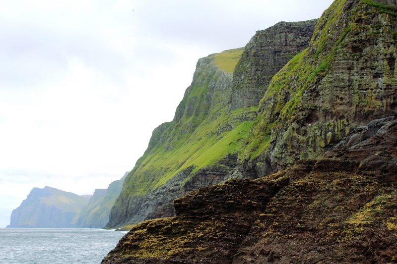 no people, 5K, mountain range, idyllic, green, non-urban scene, rock - object, rock, fog, day, mountain peak, rock formation, mountain, outdoors, scenics - nature
