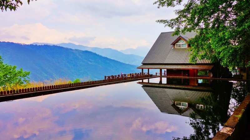 day, building exterior, beauty in nature, mountainside, mountain range, water, building, 1080P, house, mountain, cloud - sky, chalet, near, relaxing, no people