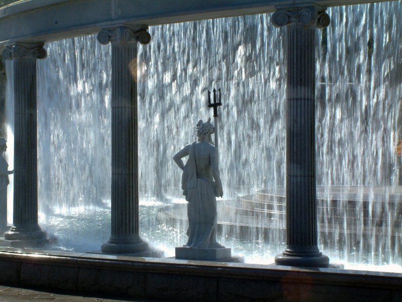 2K, outdoors, spraying, architecture, art and craft, motion, statue, poseidon, day, human representation, fountain, built structure, representation, building