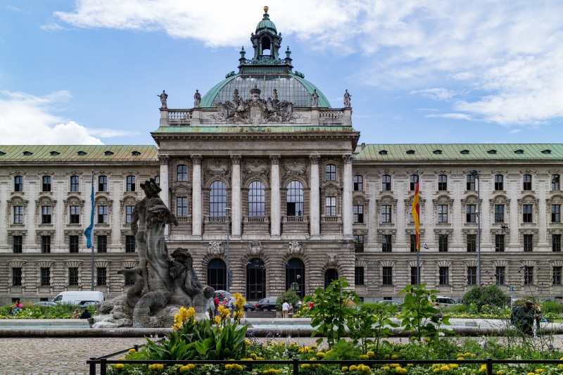 facade, nature, Palace Of Justice, cloud - sky, built structure, 5K, city, architectural column, outdoors, sculpture, history, Munich, low angle view
