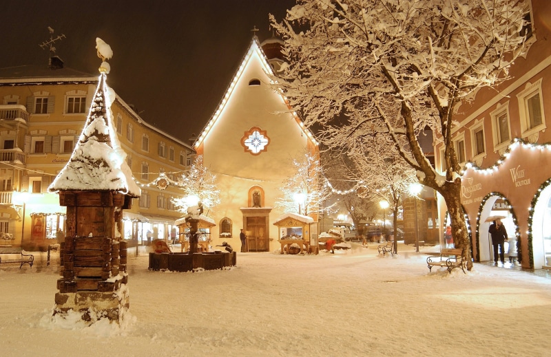 tree, christmas Lights, street, 4K, town, urban Scene, season, house, celebration, architecture, history, outdoors, holiday, Christmas, europe, snow, night