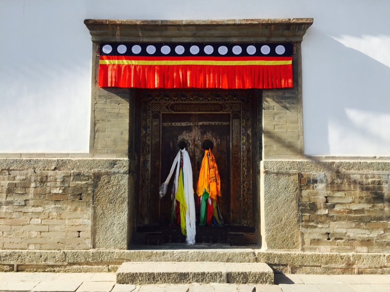 qinghai, temple, architecture, built structure, religion, kumbum monastery, door, tibetan buddhism, day, women, people, 2K, belief, men, outdoors, wall