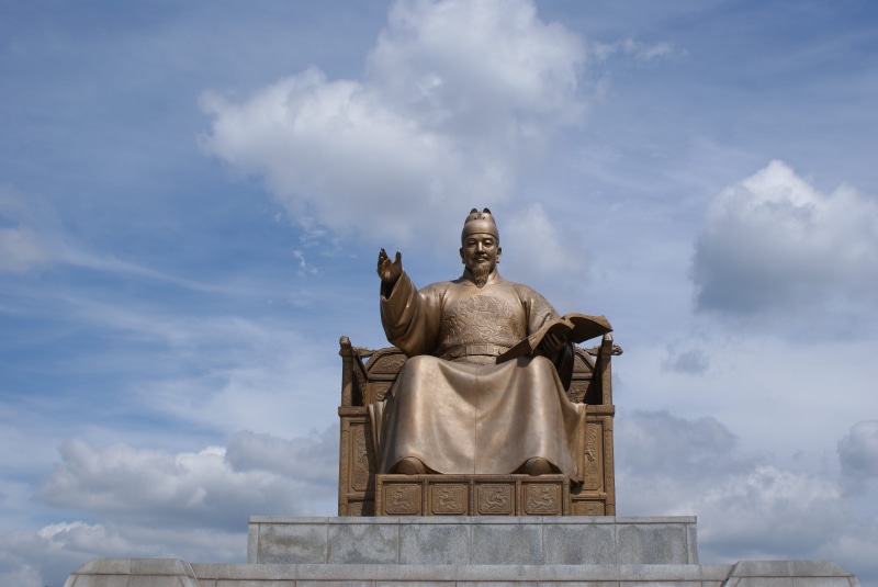 representation, creativity, low angle view, Sejong, 4K, architecture, history, built structure, male likeness, sculpture, human representation, craft