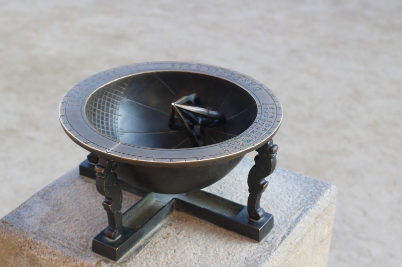 metal, nature, Gyeongbok Palace, architecture, 5K, still life, indoors, Sundial, Ruins, built structure, wall - building feature, rusty, sunlight, no people