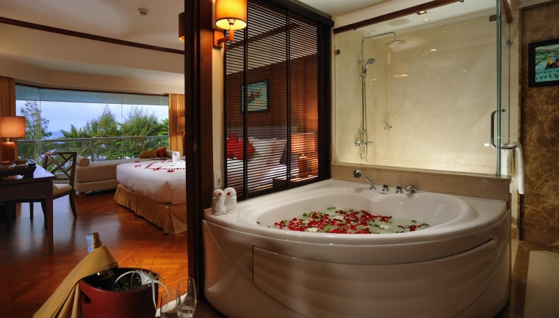 wine, petals, 1080P, sofa, suite, water, romantic, bath, honeymoon, wineglasse, blinds, lamps, roses, bucket, view