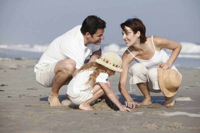 men, beach, coastline, caucasian Ethnicity, 5K, vacation, romance, togetherness, fun, sand, dating, vacations, adult, young Couple, family, relaxation