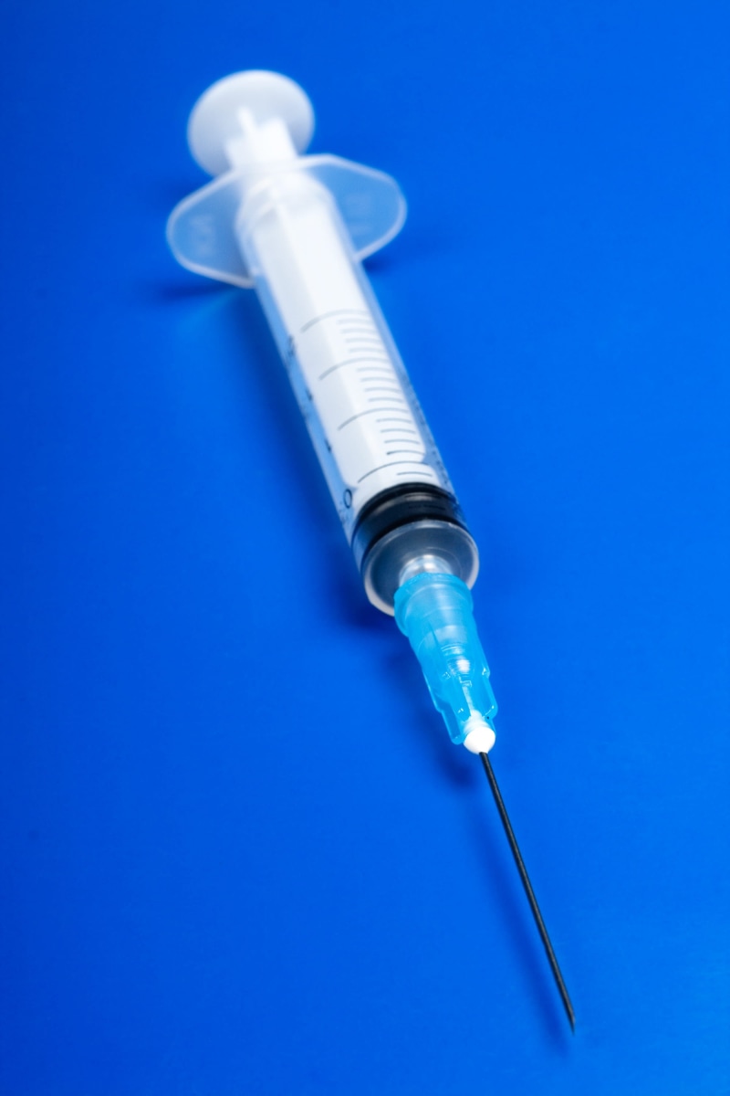 background, sharp, no people, indoors, single object, needles, science, health, cure, medical supplies, vaccination, plastic, vaccine, studio shot, hypodermic