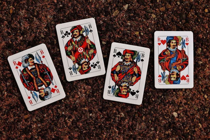 pik, table, leaf, win, leisure activity, playing cards, four, cards, close-up, play, heart, 5K, arts culture and entertainment, cross, luck, still life