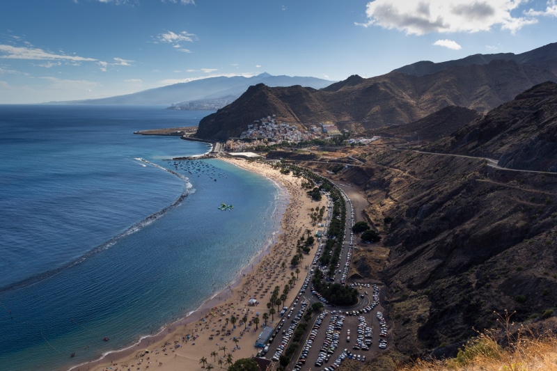 beauty in nature, tranquil scene, holiday, tranquility, mountain, cloud - sky, landscape, water, environment, tras la arena, sand beach, mountain range