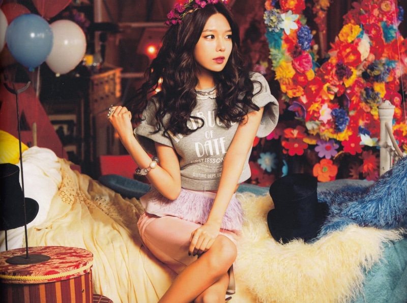 young adult, portrait, fashion, 720P, SNSD, adult, clothing, lifestyles, beauty, one person, indoors, Asian, sitting, K-pop, beautiful woman, balloon