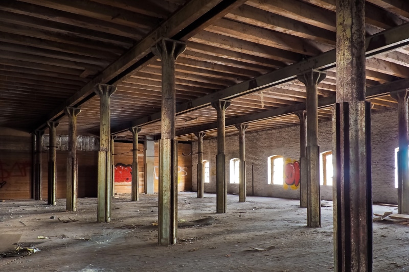end, port, wall painting, decay, broken, ceiling, absence, pforphoto, 4K, no people, in a row, forget, posts, neglected, mood, pillar, illuminated, wood