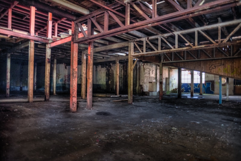 factory, built structure, weathered, empty, abandoned, graffiti, roof beam, hall, run-down, architecture, industry, construction industry, day, decay, roof