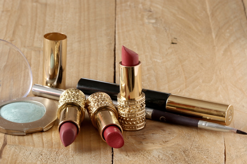 fashion, beauty, cosmetic brush, accessories, cosmetics, eyeshadow, glamour, table, the elegance, make-up brush, ink, no people, gold colored, make-up