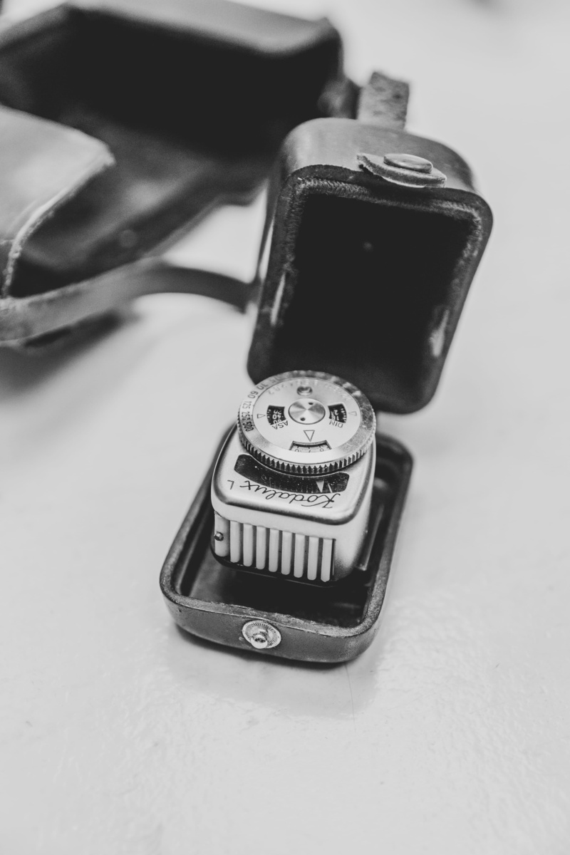 closeup, wristwatch, indoors, tool, accessories, table, single object, close-up, 4K, still life, no people, badge, electronics, symbol, jewelry, mobile phone