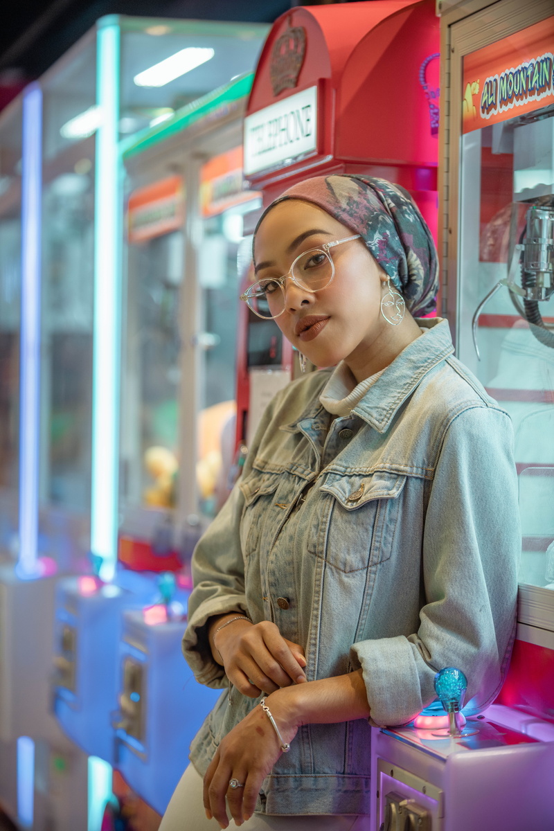 casual clothing, woman, looking away, young women, finger, pants, clothing, lifestyles, wheel, communication, restaurant, eyeglasses, beautiful woman, young adult