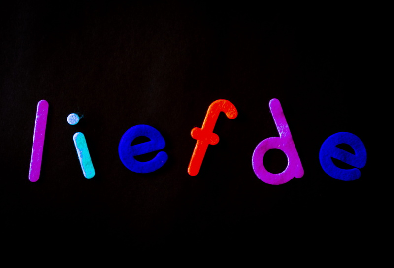 blue, liefde, message, pattern, text, color, communication, graphic, overlay, studio shot, type, neon colored, alphabet, illuminated, font, design, shape