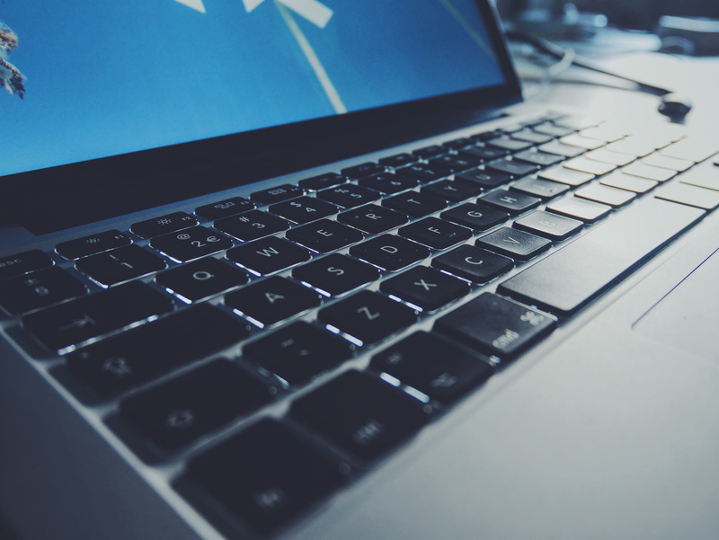 computer part, technology, selective focus, letter, computer keyboard, maastricht, indoors, portable information device, no people, close-up, table, macbook