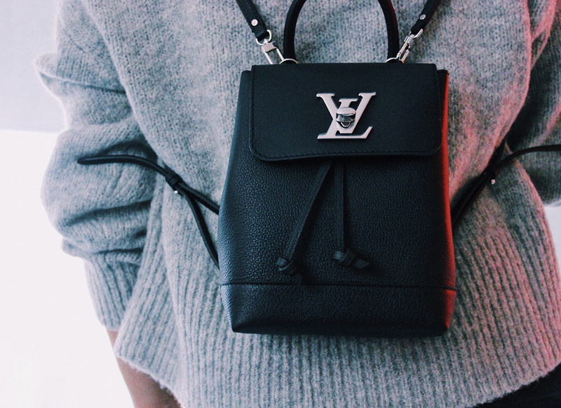 2K, wallet, one person, glove, black, retail, sweater, purse, males, person, close-up, communication, men, accessories, backpack, pocket, strap, human