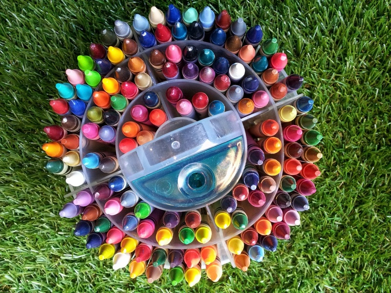 artist, top, colors, still life, set, instrument, view, day, vibrant, 1080P, orange, crayon, rainbow, circle, container, grass, instruments, school, directly above