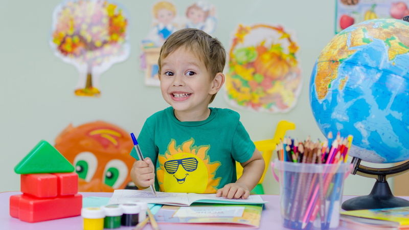 smile, handle, stationery, wall, preschooler, the sun, paint, pencils, baby, t-shirt, 4K, school, child, table, sketches, joy, a first grader, first time in first class