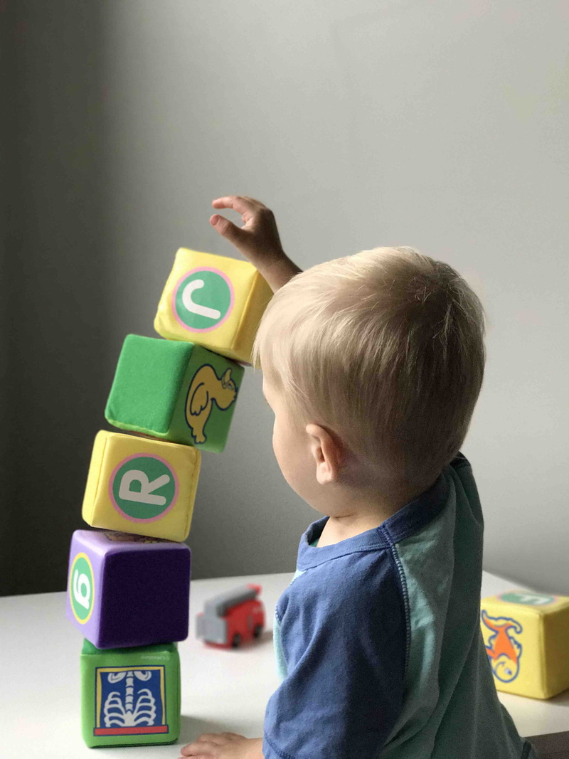 toddler, kid, todler, child, focu, one person, casual clothing, top, males, building, stack, childhood, caucasian, holding, 4K, innocence, men, building block