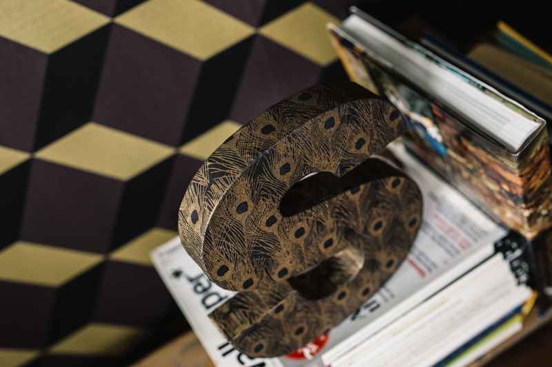 large group of objects, vertebrate, pattern, home, wood - material, one animal, selective focus, decor, indoors, indoor, time, letter, still life, animal themes