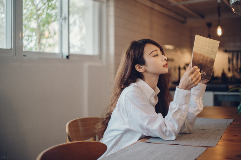 hairstyle, long hair, lifestyles, young adult, shirt, table, brunette, reading, model, sitting, contemplation, one person, beautiful woman, women, 1080P
