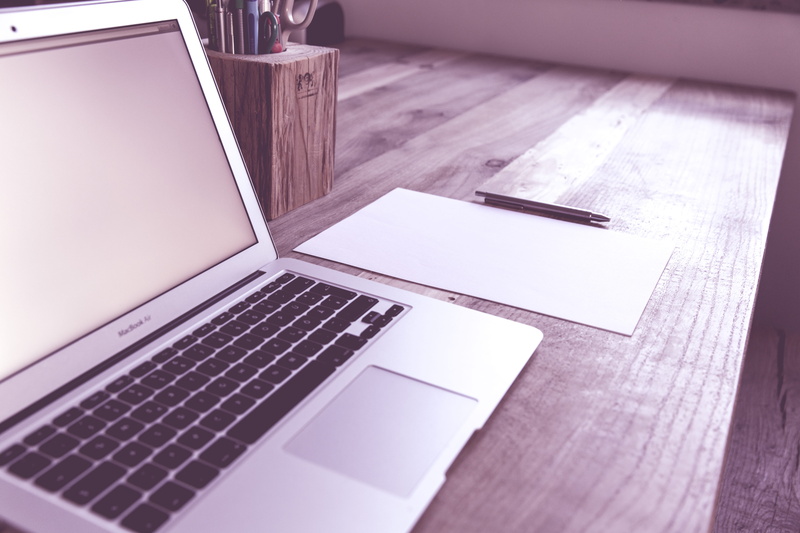 selective focus, close-up, hip, lancer, using laptop, device, furniture, hipster, glass, keyboard, erlangen, buero, 5K, internet, wood - material, lance