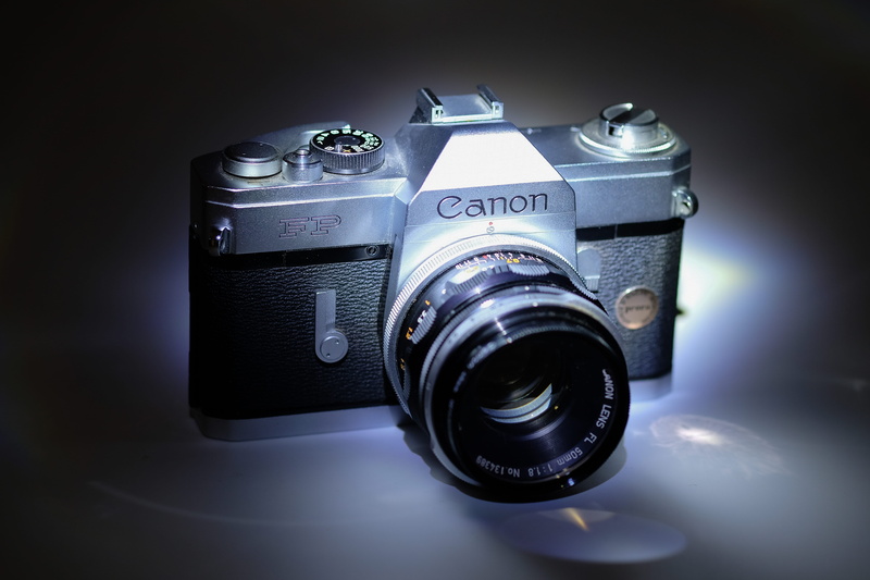 reflex, black, logo, spoke, 5K, still life, photographic equipment, retro styled, old, hardware, lens, hub, canon, black background, man made object, electronics