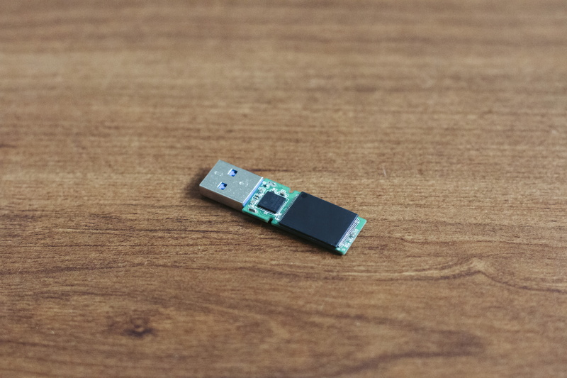 storage, green, blue, plastic, portability, thumb drive, wood grain, zip drive, wood, technology, single object, brown, selective focus, thumb, wood - material