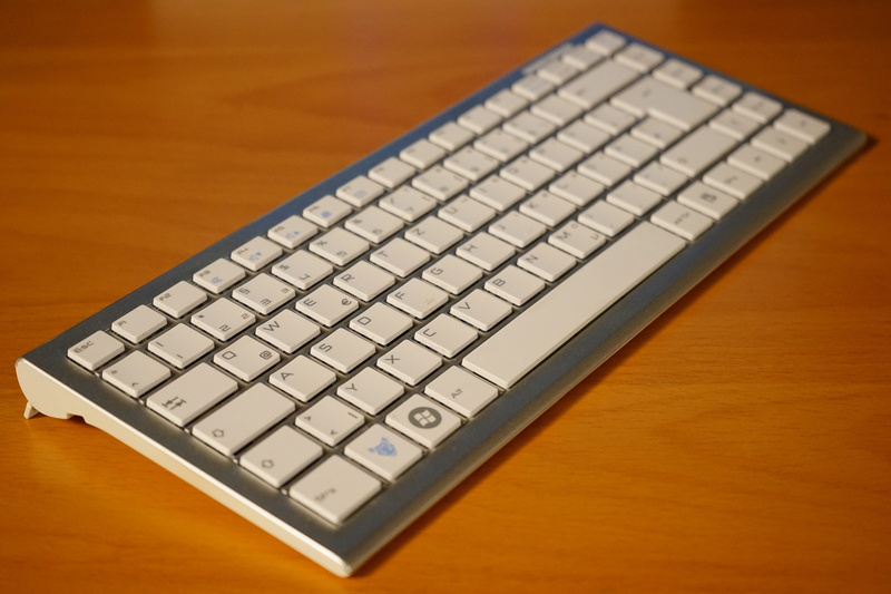 single object, connection, peripheral, leave, space bar, desktop pc, technology, silver, wood grain, pc, hardware, tap, wireless technology, letters, keyboard
