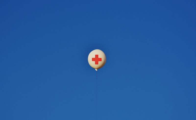 day, helium, nature, sky, outdoors, red, inflatable, emotion, low angle view, single object, 5K, First Aid, heart shape, flying, clear sky, mid-air, lifeboat station